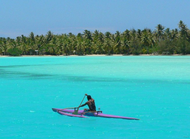 43- Une pirogue glisse sur le lagon 